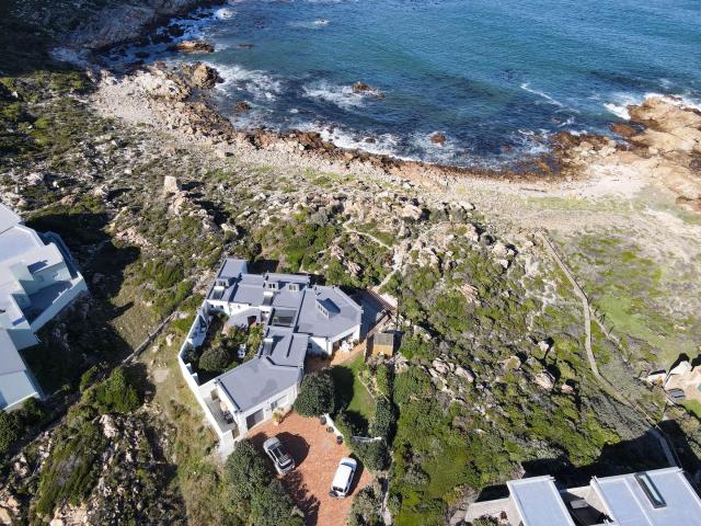 4 Bedroom House in Rooi Els