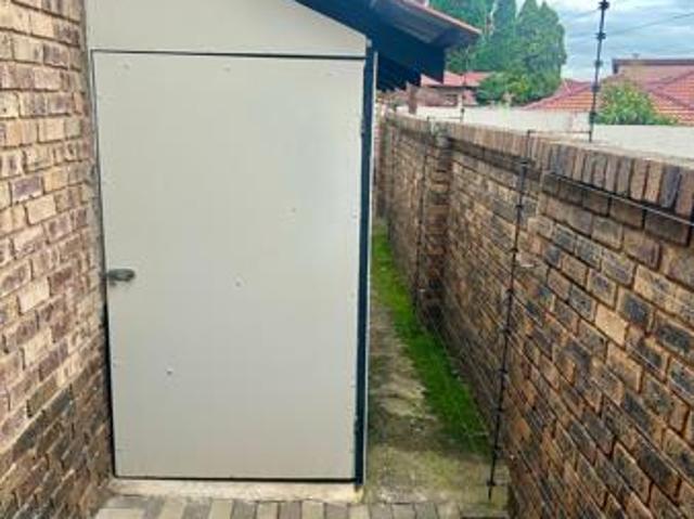 4 Bedroom House in Rooihuiskraal