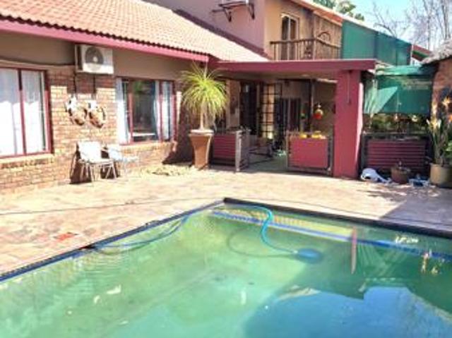 4 Bedroom House in Rooihuiskraal