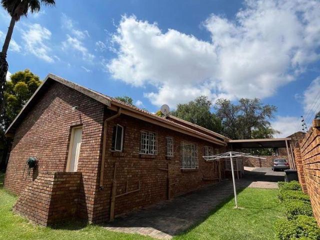 4 Bedroom House in Rooihuiskraal