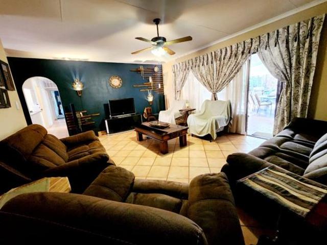 4 Bedroom House in Rooihuiskraal