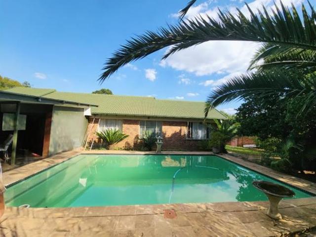4 Bedroom House in Rooihuiskraal