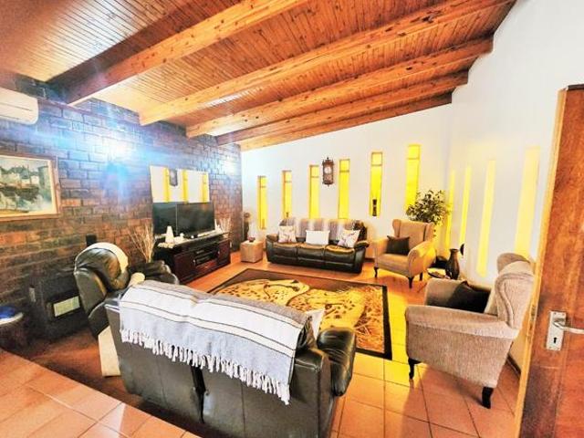 4 Bedroom House in Rooihuiskraal