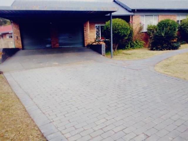4 Bedroom House in Rooihuiskraal