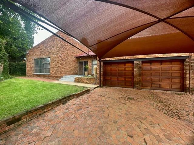 4 Bedroom House in Rooihuiskraal