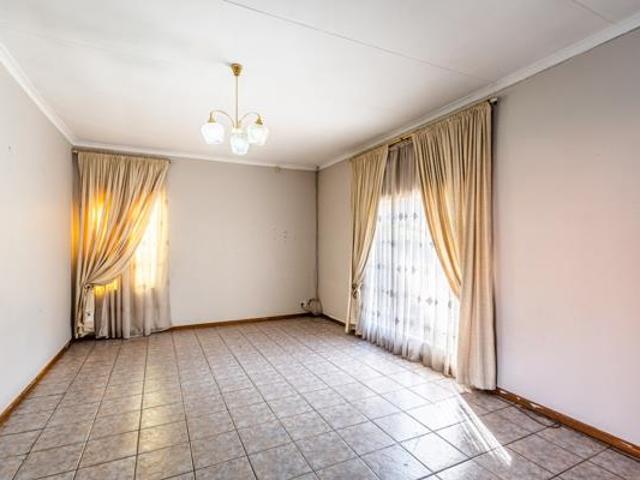 4 Bedroom House in Rooihuiskraal