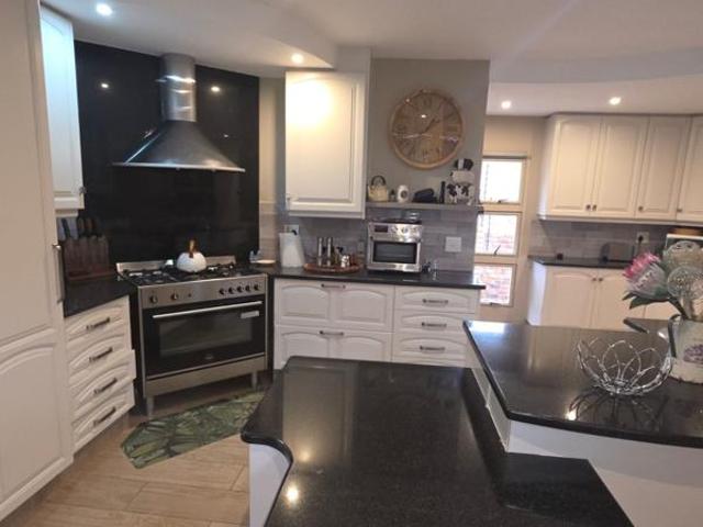 4 Bedroom House in Rooihuiskraal