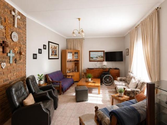 4 Bedroom House in Rooihuiskraal