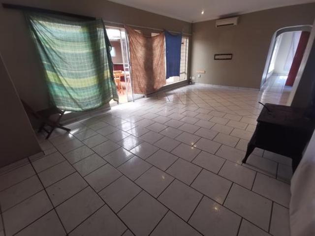 4 Bedroom House in Rooihuiskraal