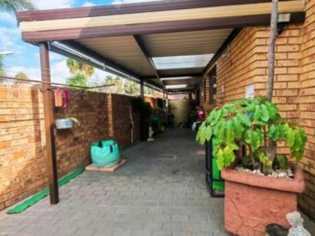 4 Bedroom House in Rooihuiskraal North