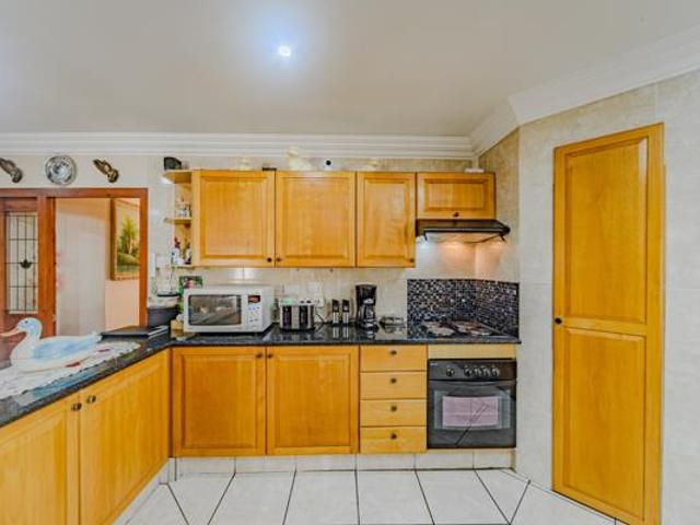 4 Bedroom House in Rooihuiskraal North