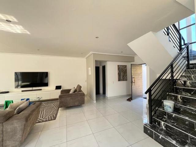 4 Bedroom House in Rooihuiskraal North