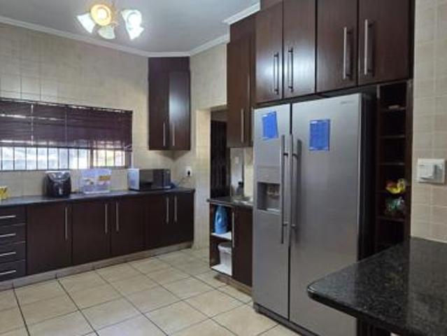 4 Bedroom House in Rooihuiskraal North