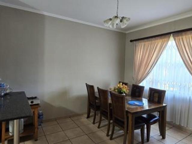 4 Bedroom House in Rooihuiskraal North