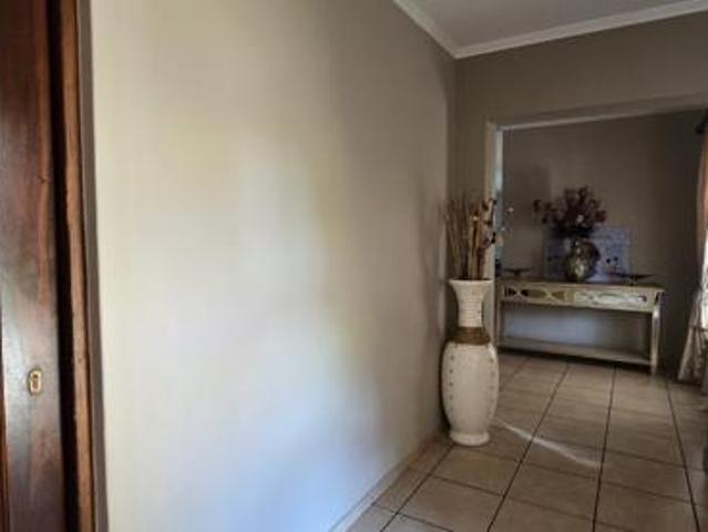 4 Bedroom House in Rooihuiskraal North