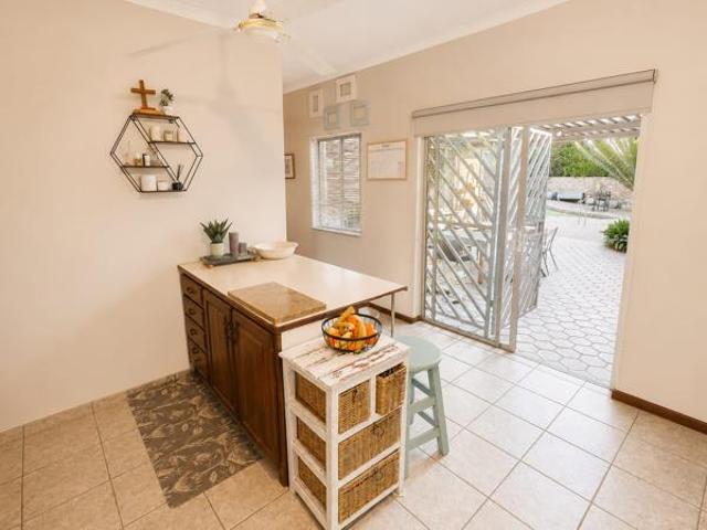 4 Bedroom House in Rooihuiskraal North