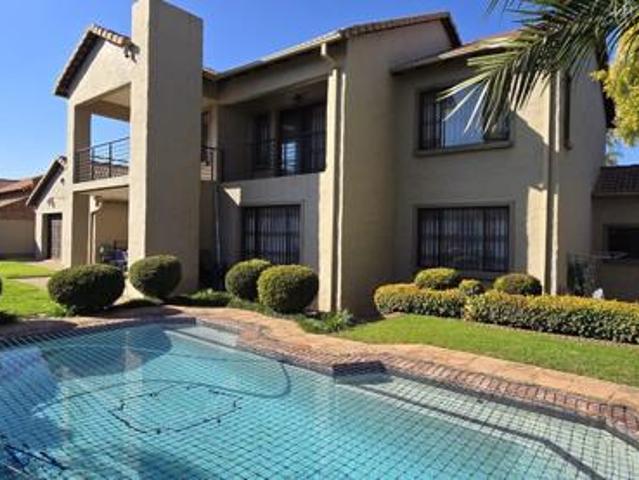 4 Bedroom House in Rooihuiskraal North