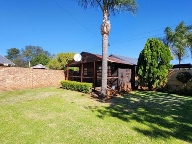 4 Bedroom House in Rooihuiskraal North