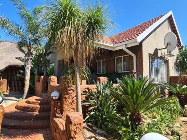 4 Bedroom House in Roosheuwel