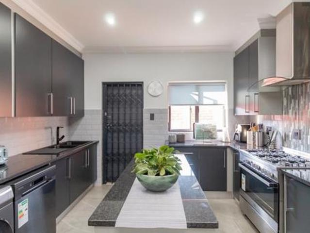4 Bedroom House in Raslouw