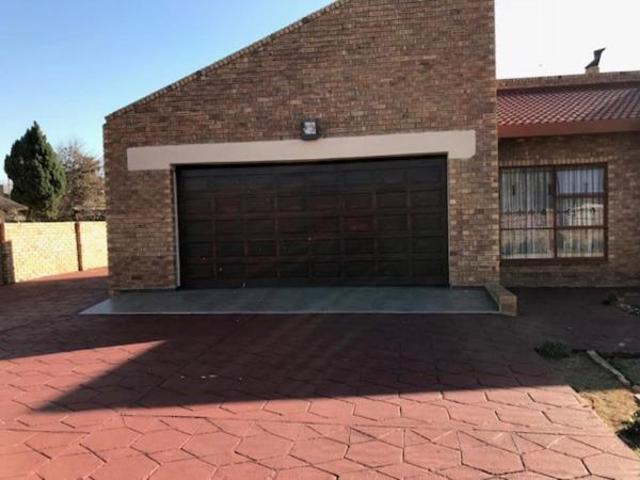 4 Bedroom House in Riamarpark