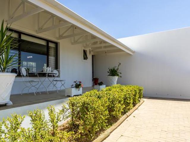 4 Bedroom House in Riebeek Kasteel