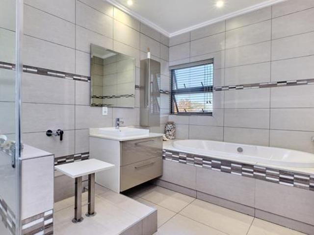 4 Bedroom House in Waterfall Country Village