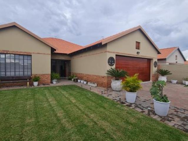 4 Bedroom House in Waterkloof East