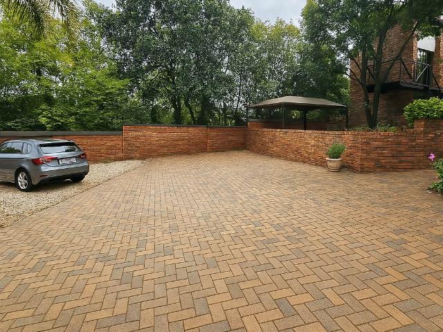 4 Bedroom House in Waterkloof Ridge