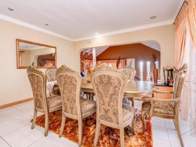 4 Bedroom House in Weltevreden Park