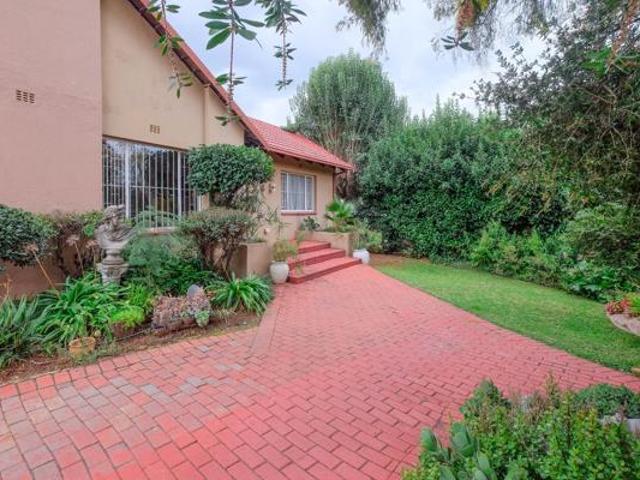 4 Bedroom House in Weltevreden Park