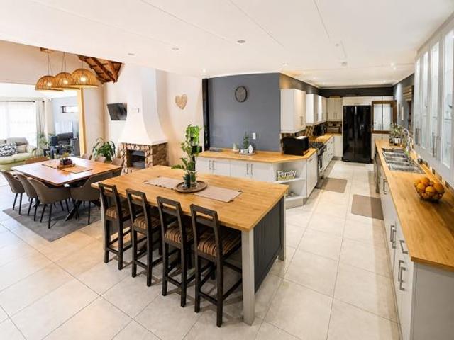 4 Bedroom House in Weltevreden Park