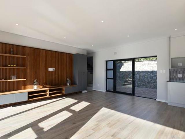 4 Bedroom House in West Bank