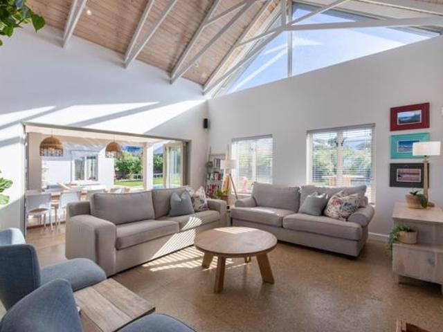 4 Bedroom House in Whale Rock