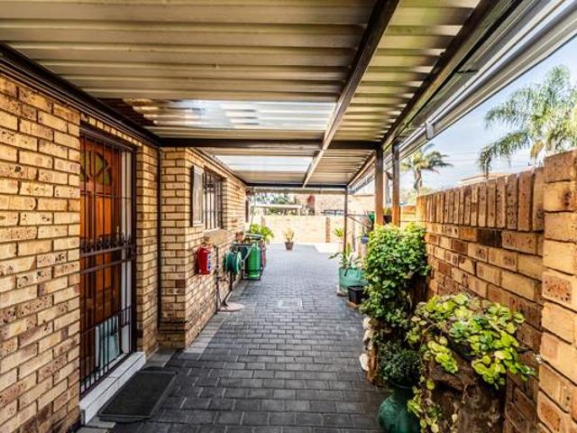 4 Bedroom House in Wierda Glen Estate