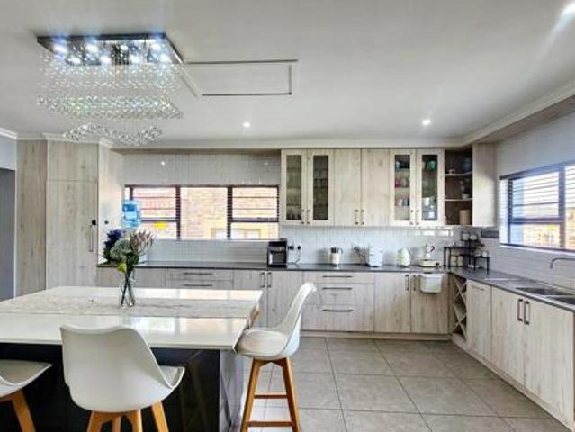 4 Bedroom House in Winterhoek Park