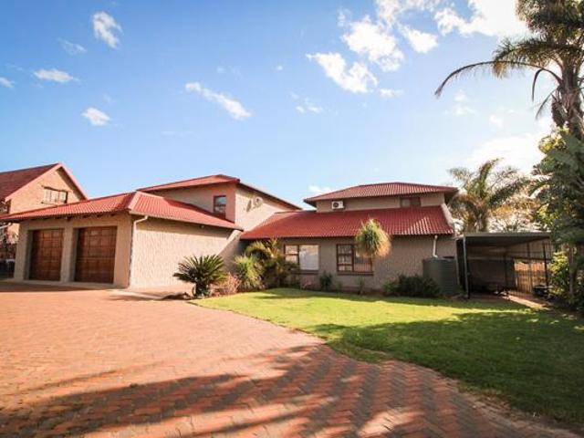 4 Bedroom House in Winterhoek Park