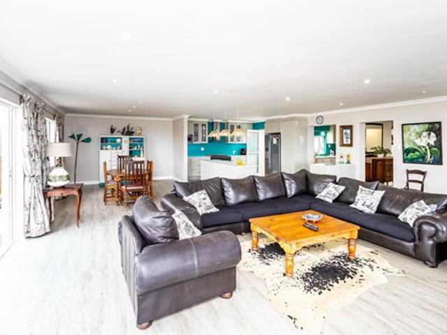 4 Bedroom House in Winterstrand