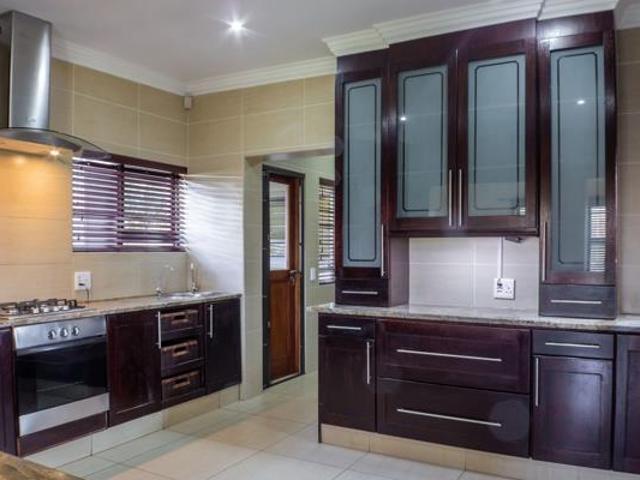 4 Bedroom House in Tuscany Ridge