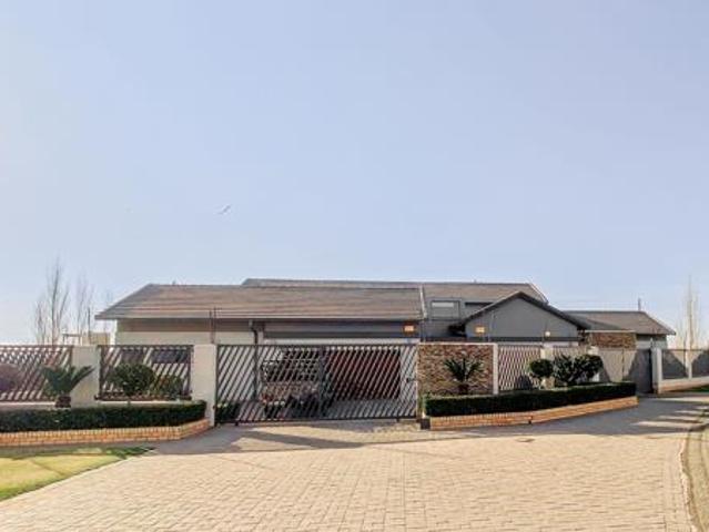 4 Bedroom House in Tuscany Ridge