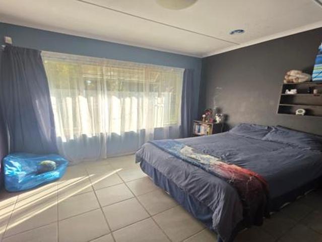 4 Bedroom House in Universitas