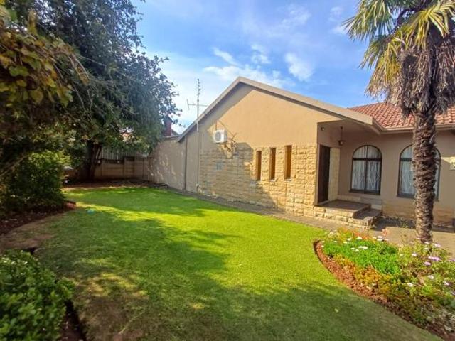 4 Bedroom House in Universitas