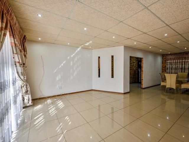 4 Bedroom House in Universitas