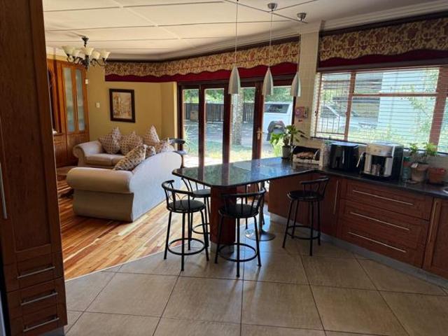4 Bedroom House in Universitas
