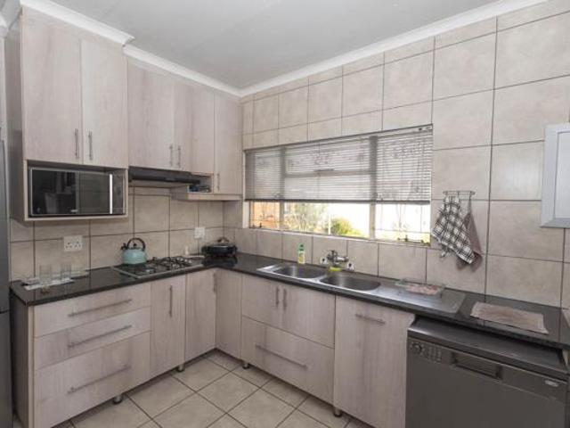 4 Bedroom House in Universitas