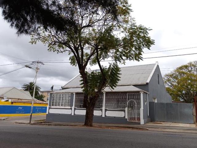 4 Bedroom House in Uitenhage Central