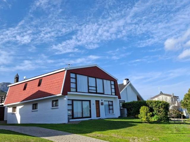 4 Bedroom House in Voelklip