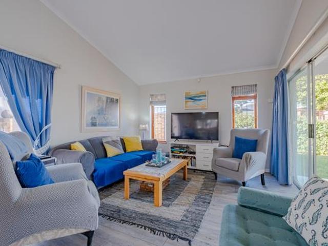 4 Bedroom House in Voelklip