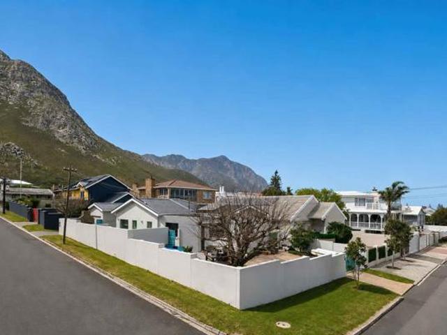 4 Bedroom House in Voelklip