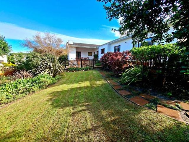 4 Bedroom House in Voelklip